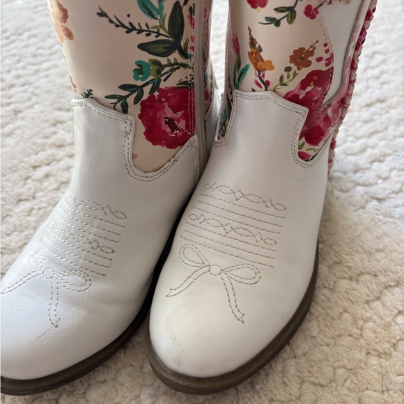 SweetHoney Floral White Cowboy Boots - Picture 5 of 8